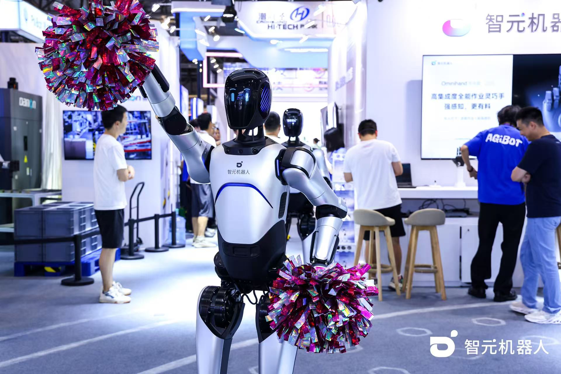 3003.com机器人 WAIC 首日展台火爆，机器人家族集体打工忙不停